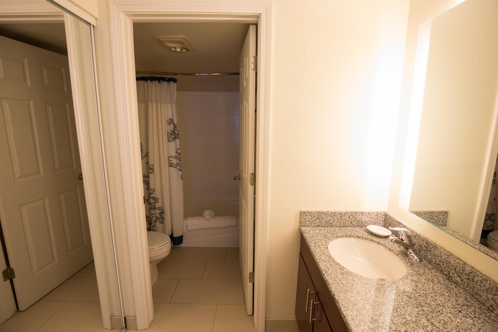 米斯蒂克格罗顿Residence Inn 酒店-浴室