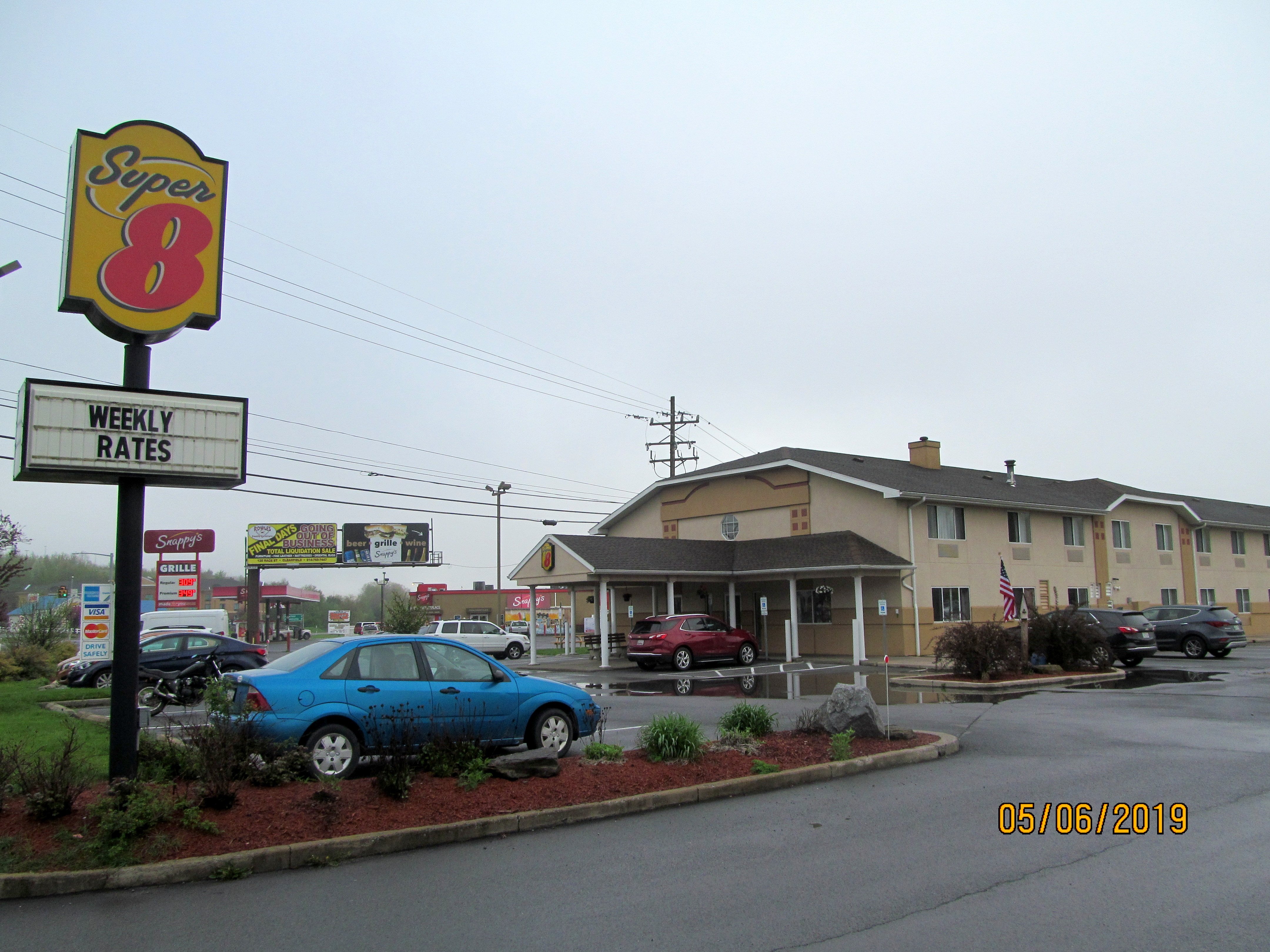 Super 8 by Wyndham Clearfield Hotel-浴室