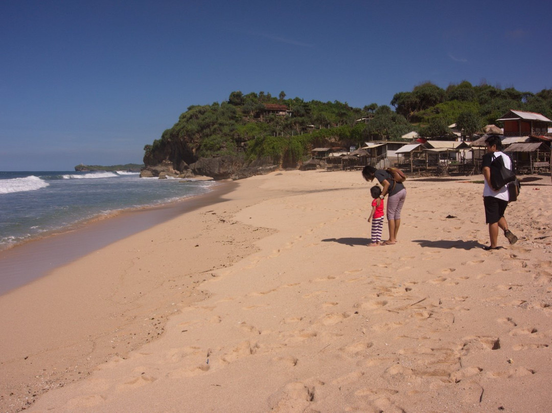 Watulawang Beach景点图片