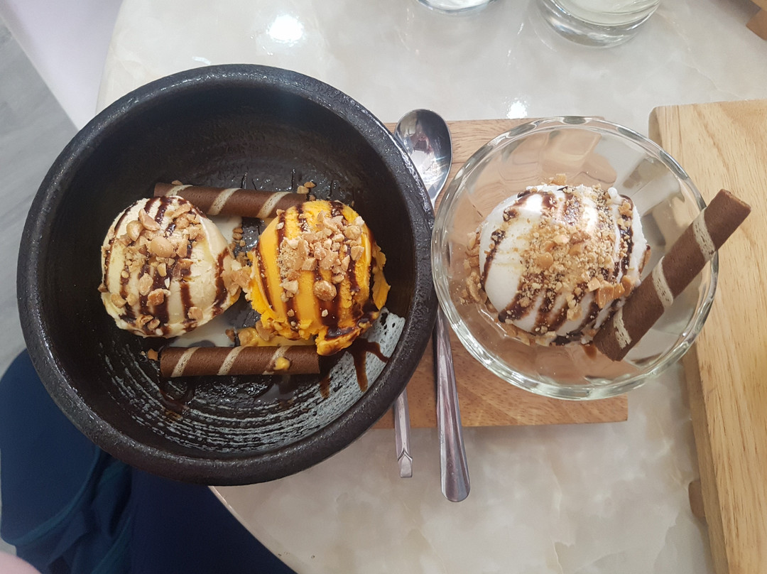 Moni's Ice Cream - Coffee Bar