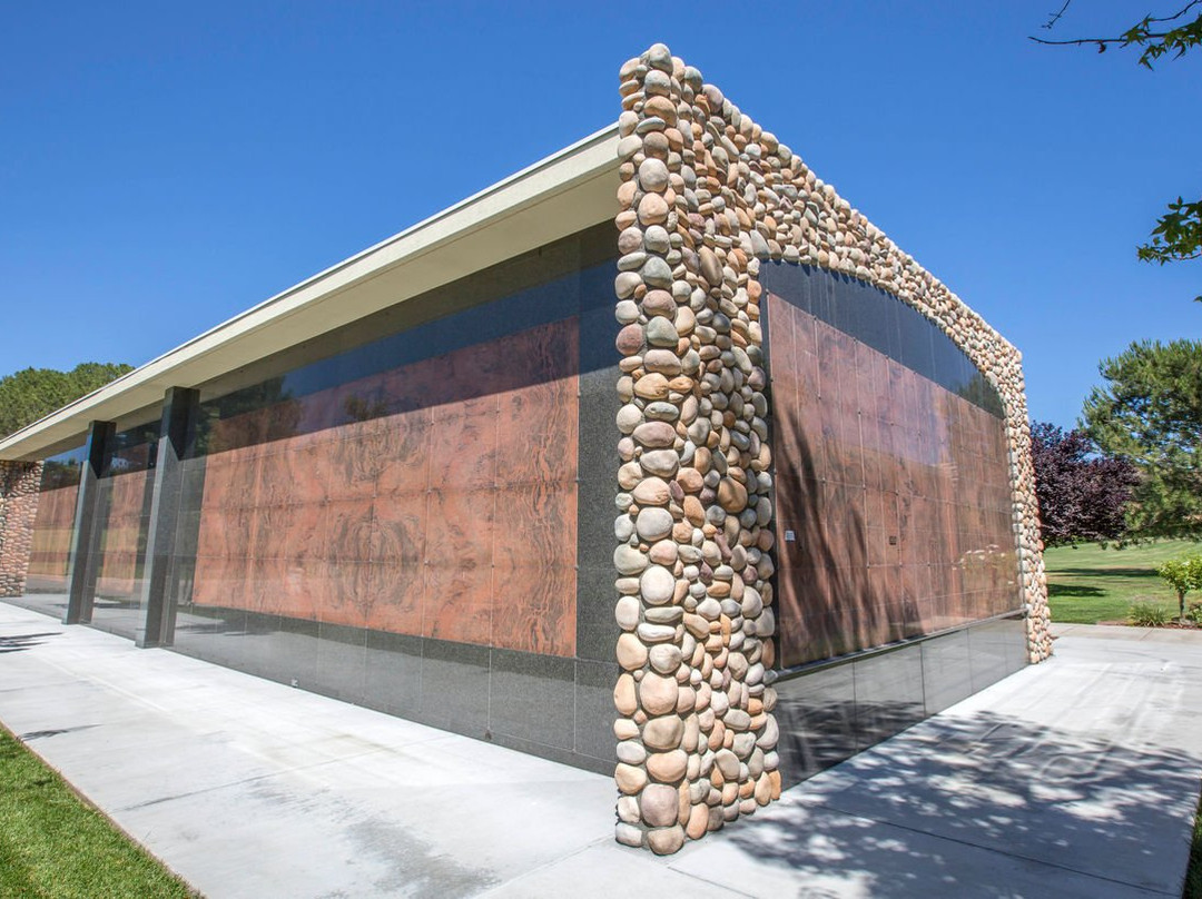 Pierce Brothers Valley Oaks-Griffin Memorial Park, Mortuary & Crematorium景点图片