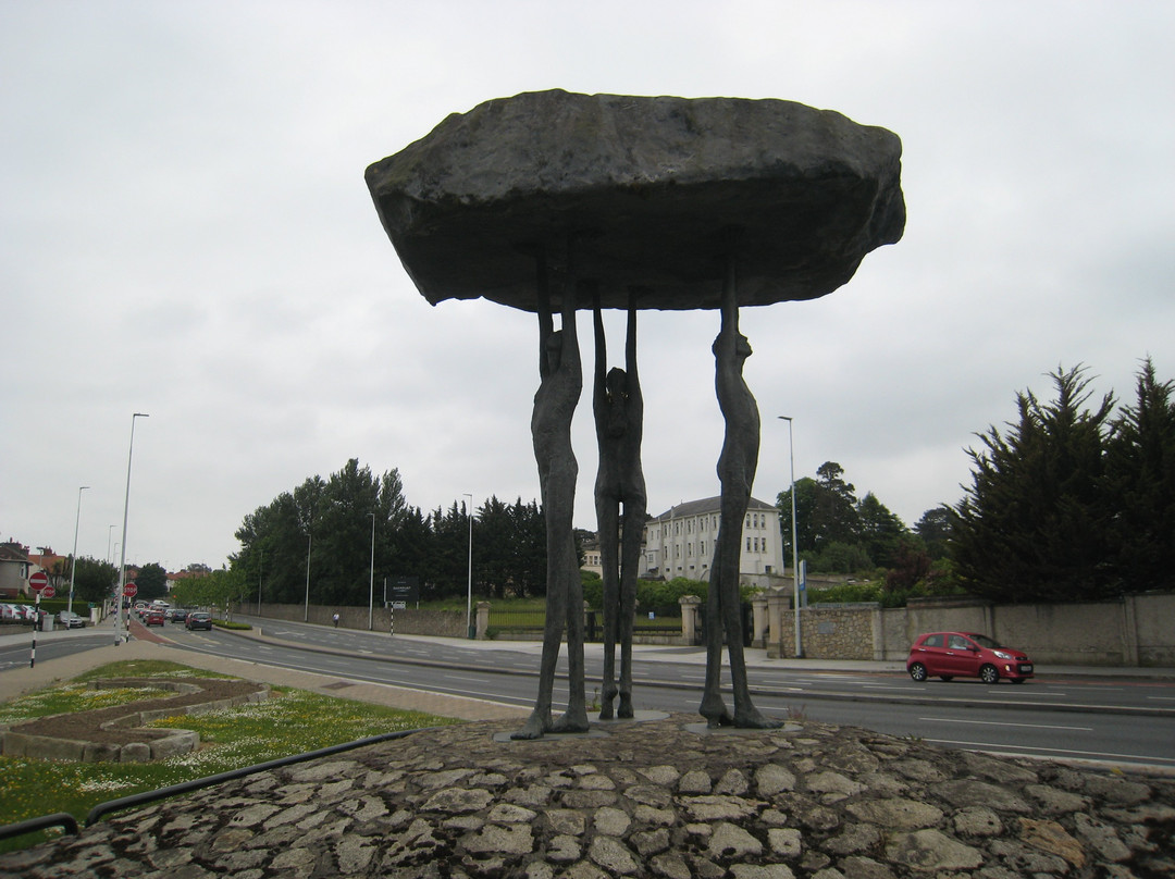 The Blackrock Dolmen Sculpture景点图片