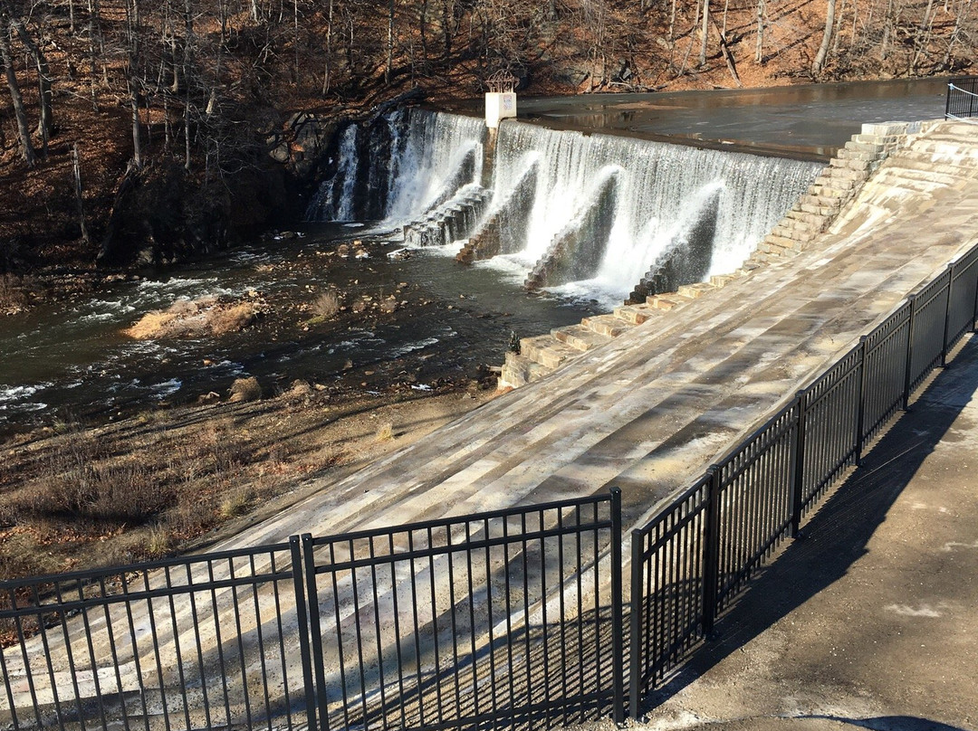 Lake Solitude Dam and Waterfall景点图片
