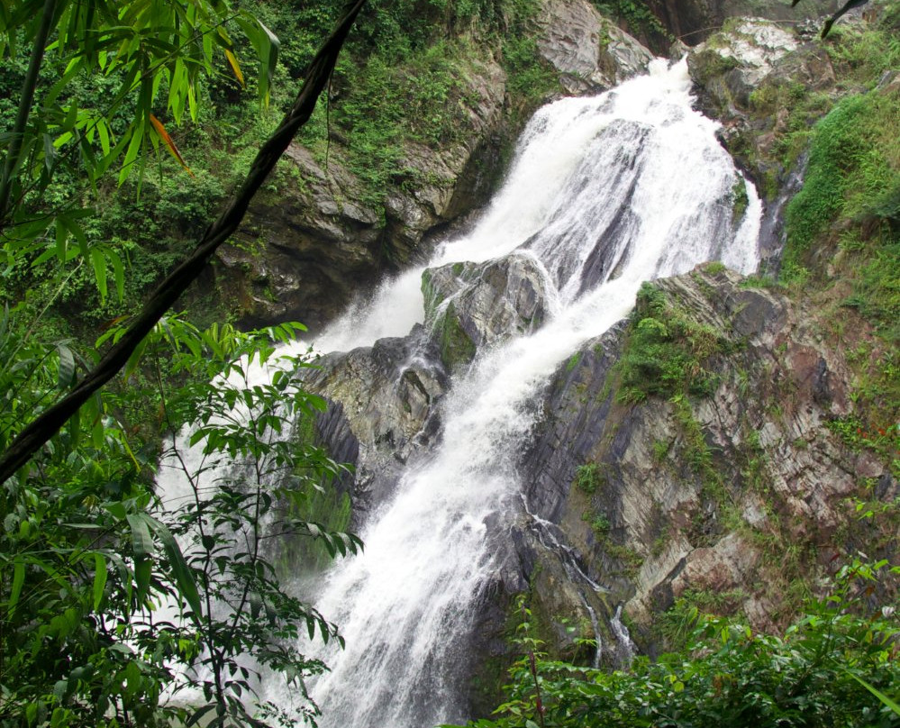 Krung Ching Waterfall景点图片