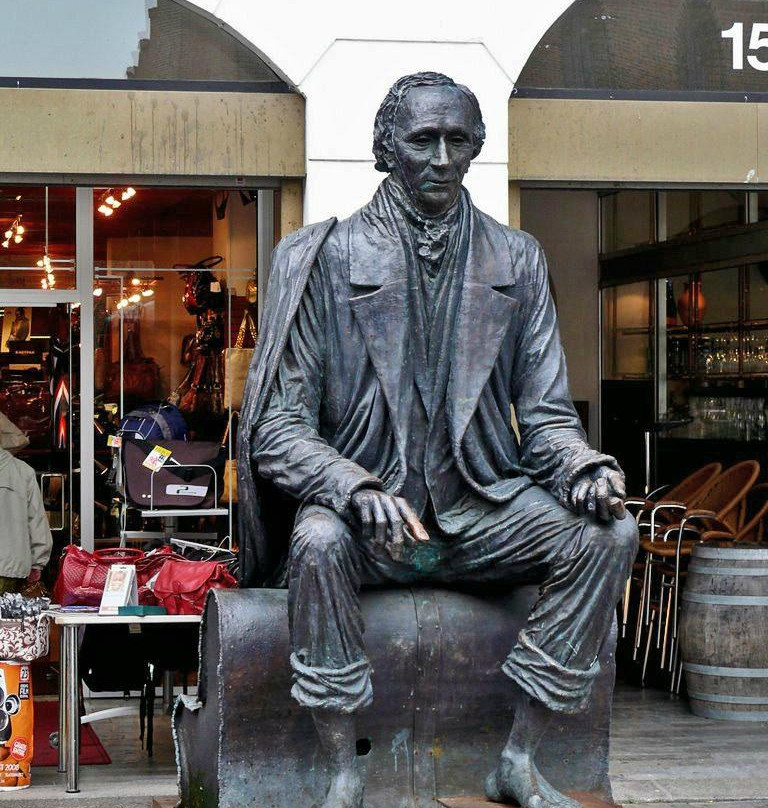 Hans Christian Andersen on Bench-欧登塞必去景点
