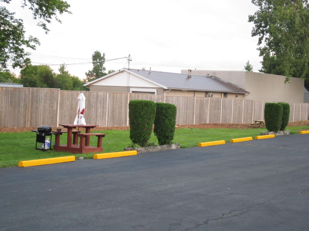 East Court Motel主图