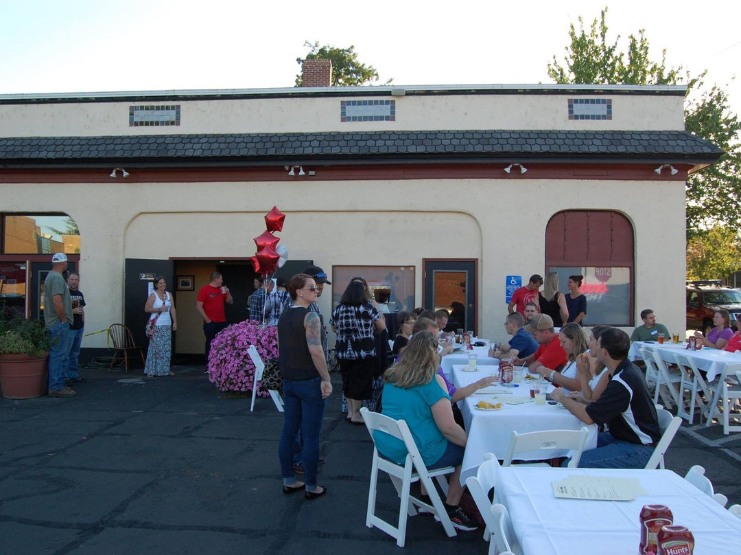 奥尔巴尼餐馆和美食-Loafers Station