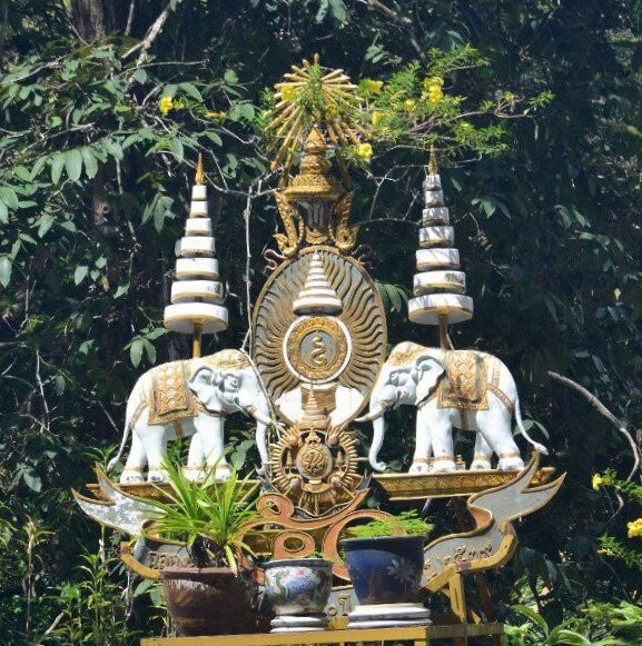 Wat Tham Khao Rup Chang景点图片