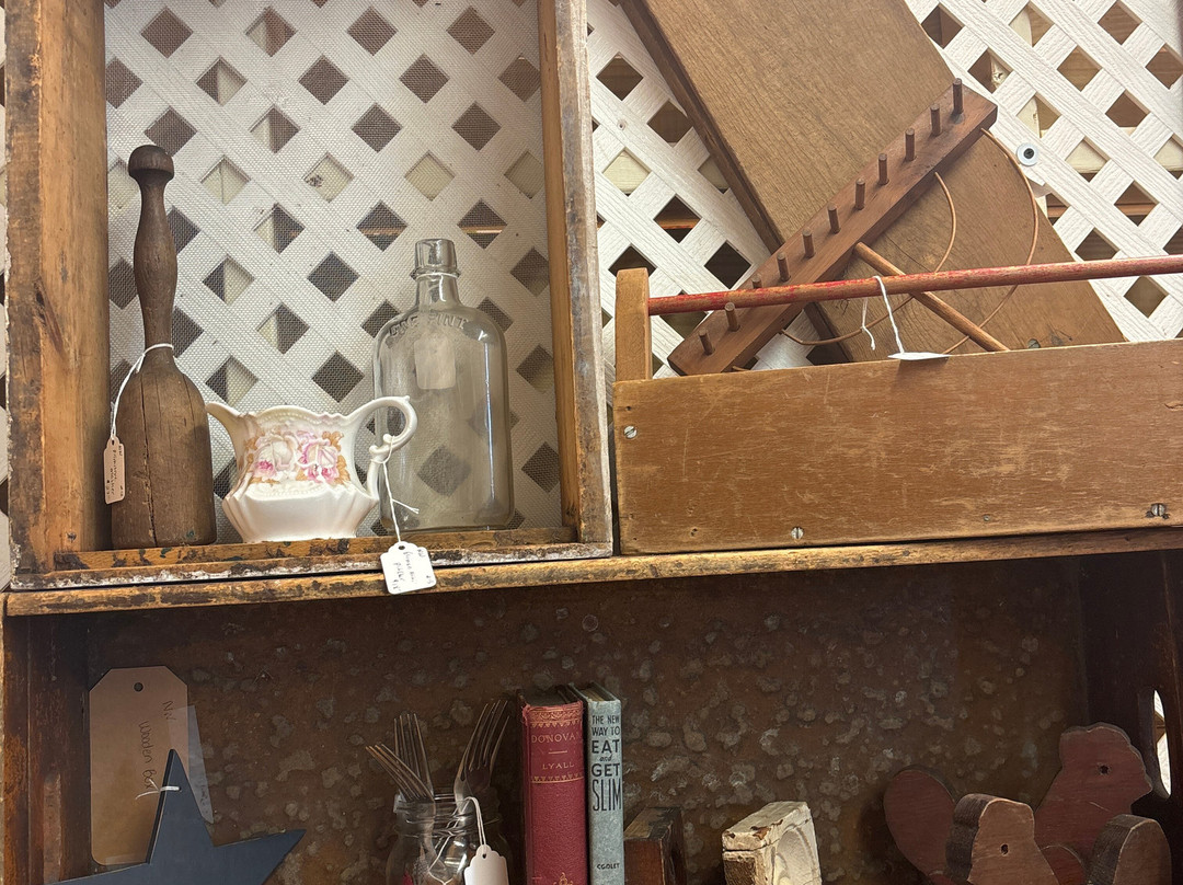 Schoolhouse Antiques景点图片