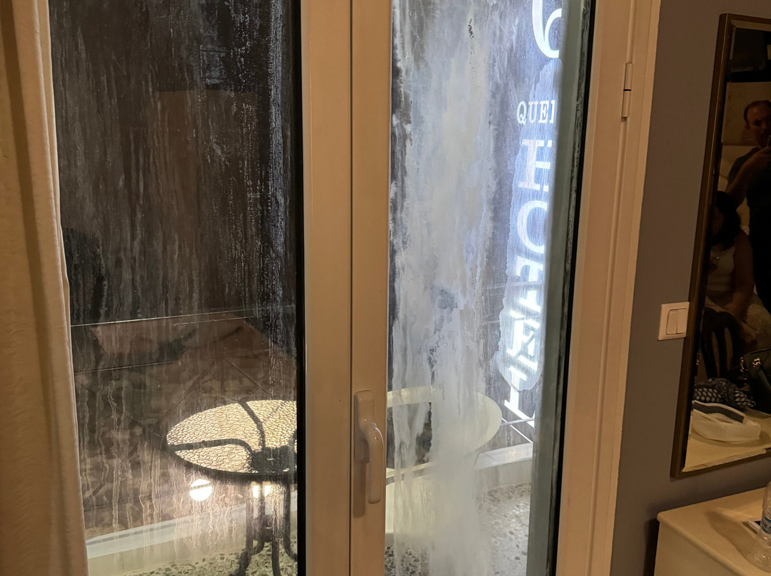 Queens Leriotis Hotel主图