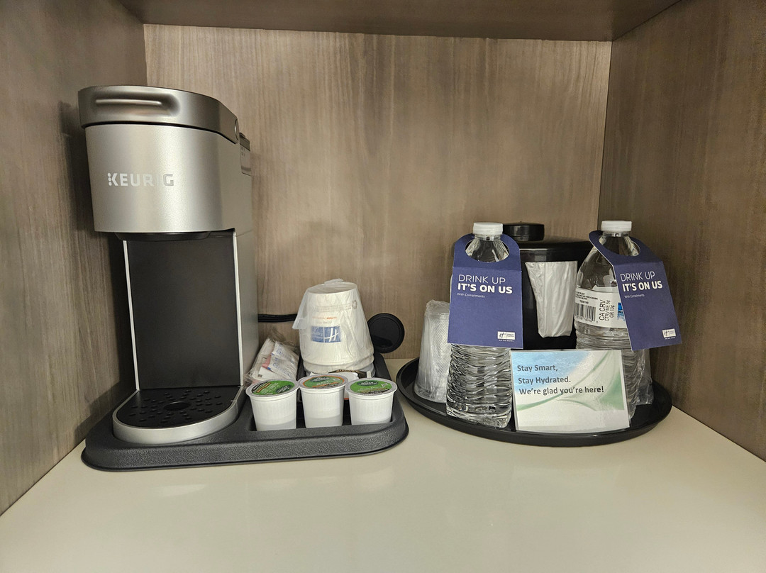 可可海滩智选假日套房酒店主图