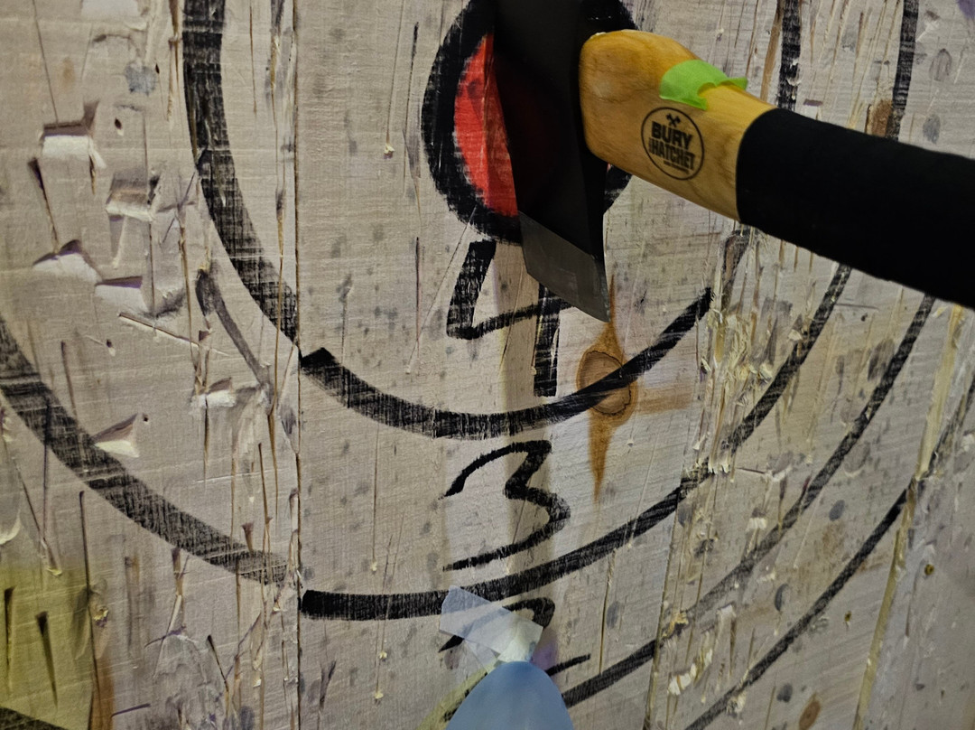 Bury the Hatchet Brooklyn - Axe Throwing-布鲁克林必去景点