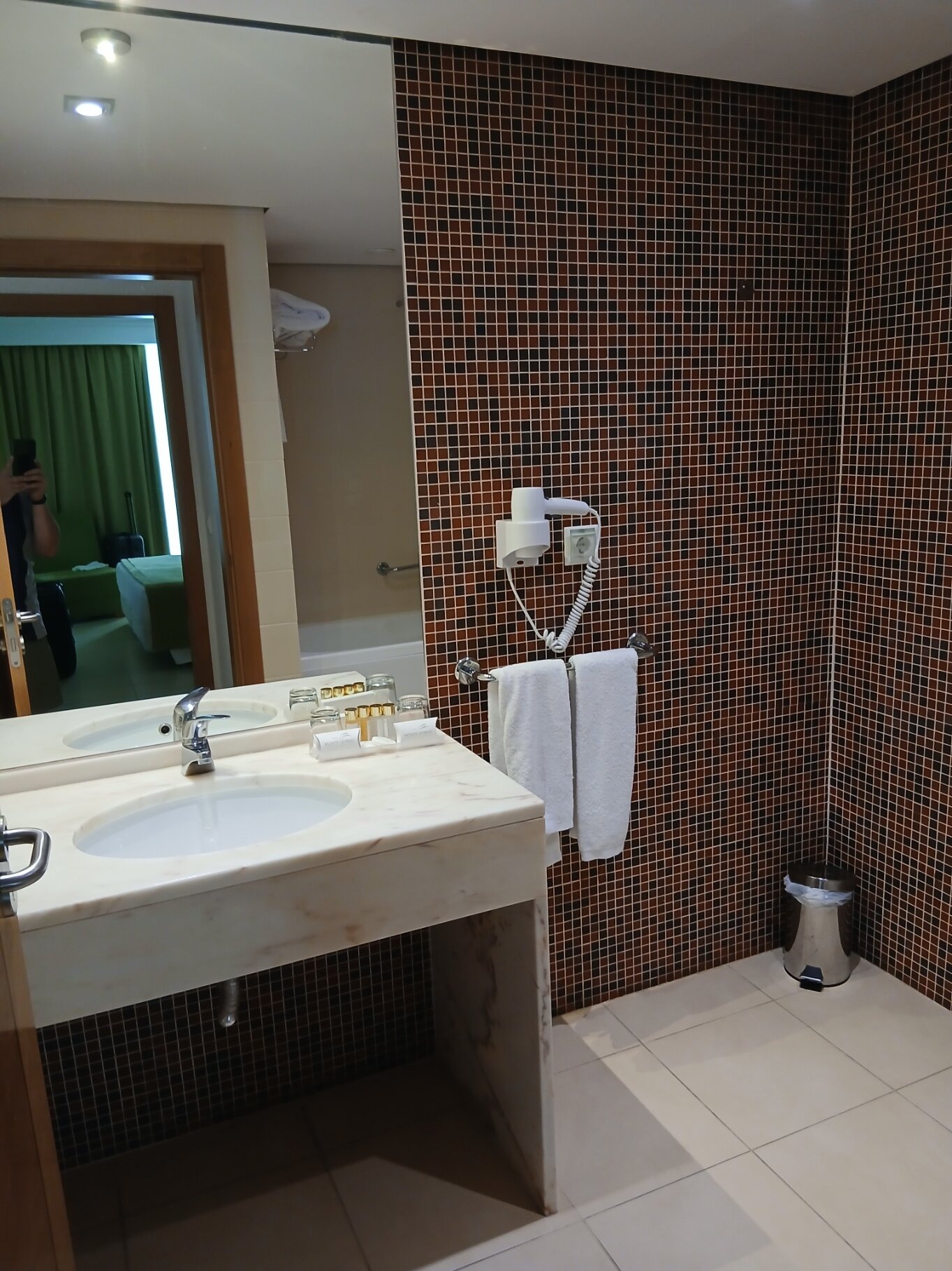 Monte Gordo Hotel Apartamentos & Spa-浴室