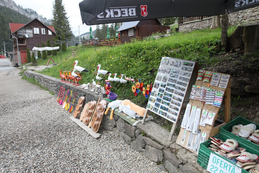 Souvenir Market-Lacu Rosu必去景点