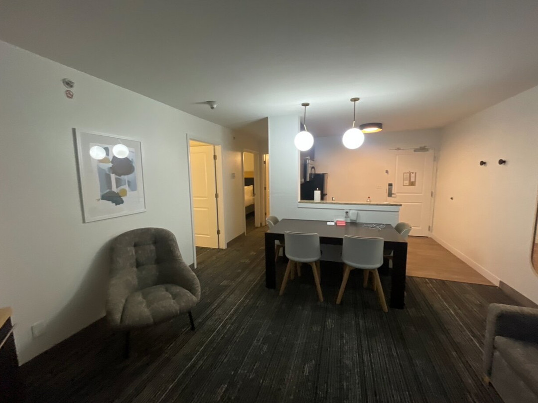 亨廷顿唐普雷斯套房酒店主图