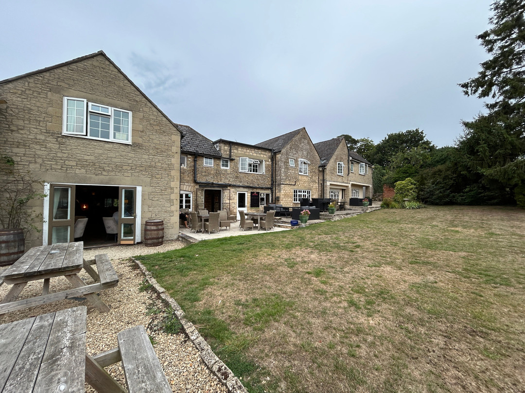 Pettifers Freehouse Hotel主图