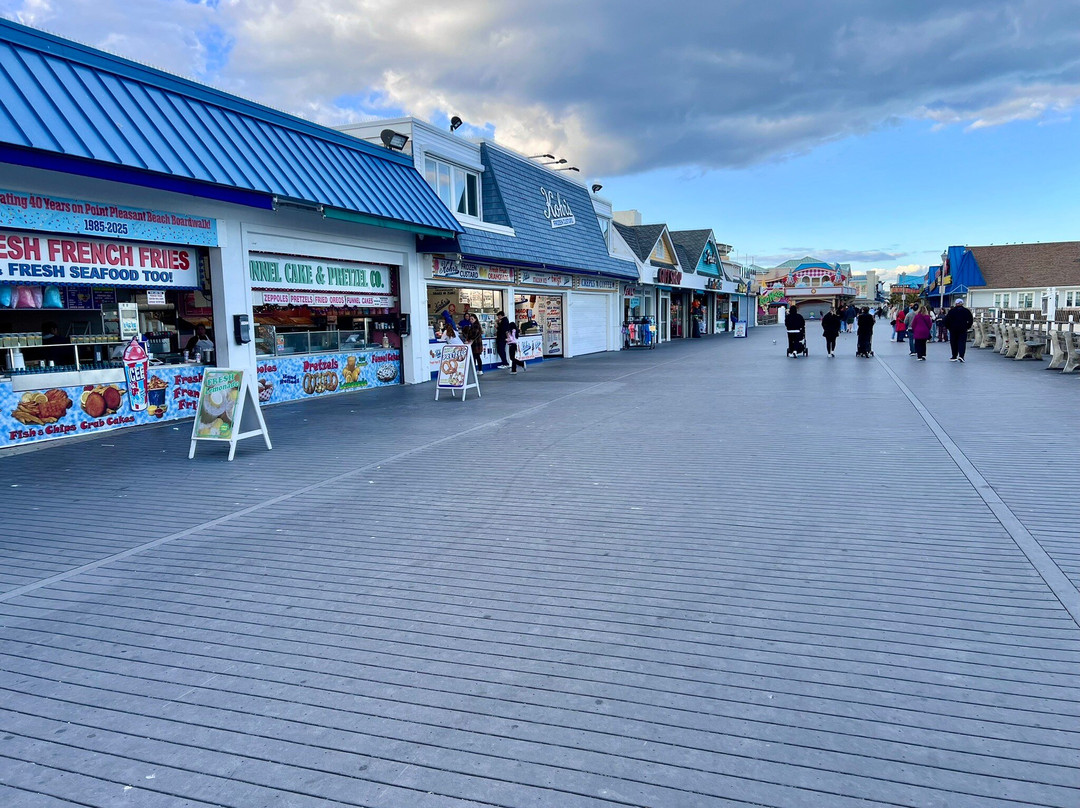 詹金森浮桥-波因特普莱森海滩必去景点