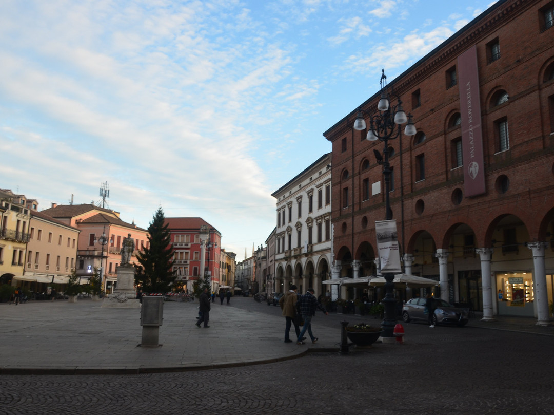Piazza Vittorio Emanuele II-罗维戈必去景点