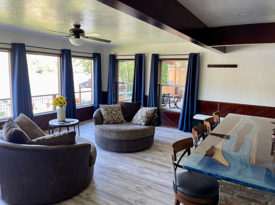 1,000 Springs Riverhouse