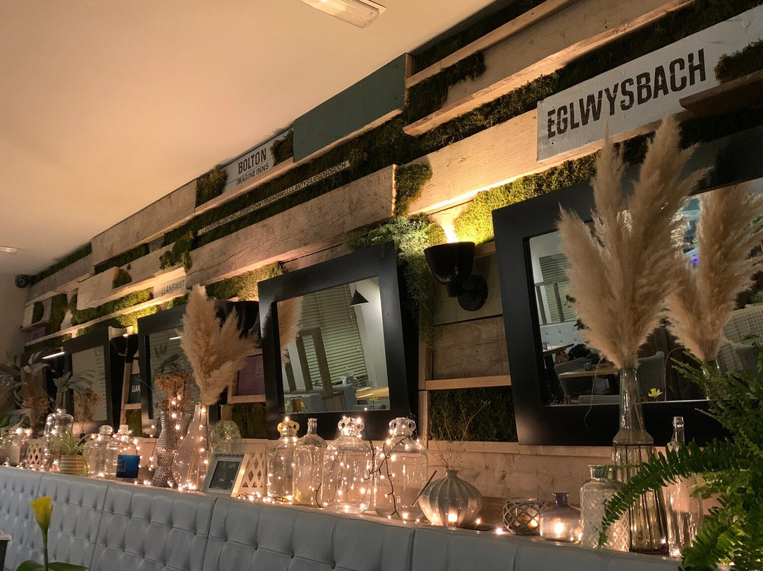 The Tal-y-Cafn Hotel主图