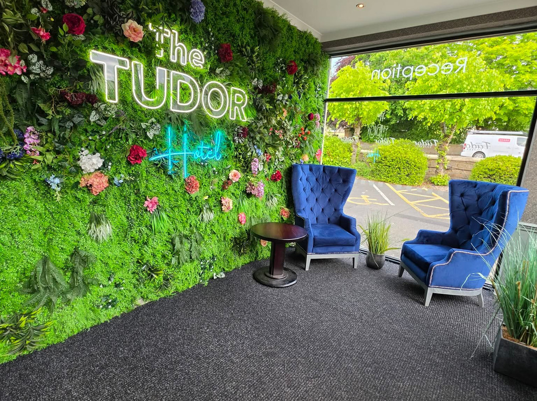 The Tudor Hotel Airdrie主图