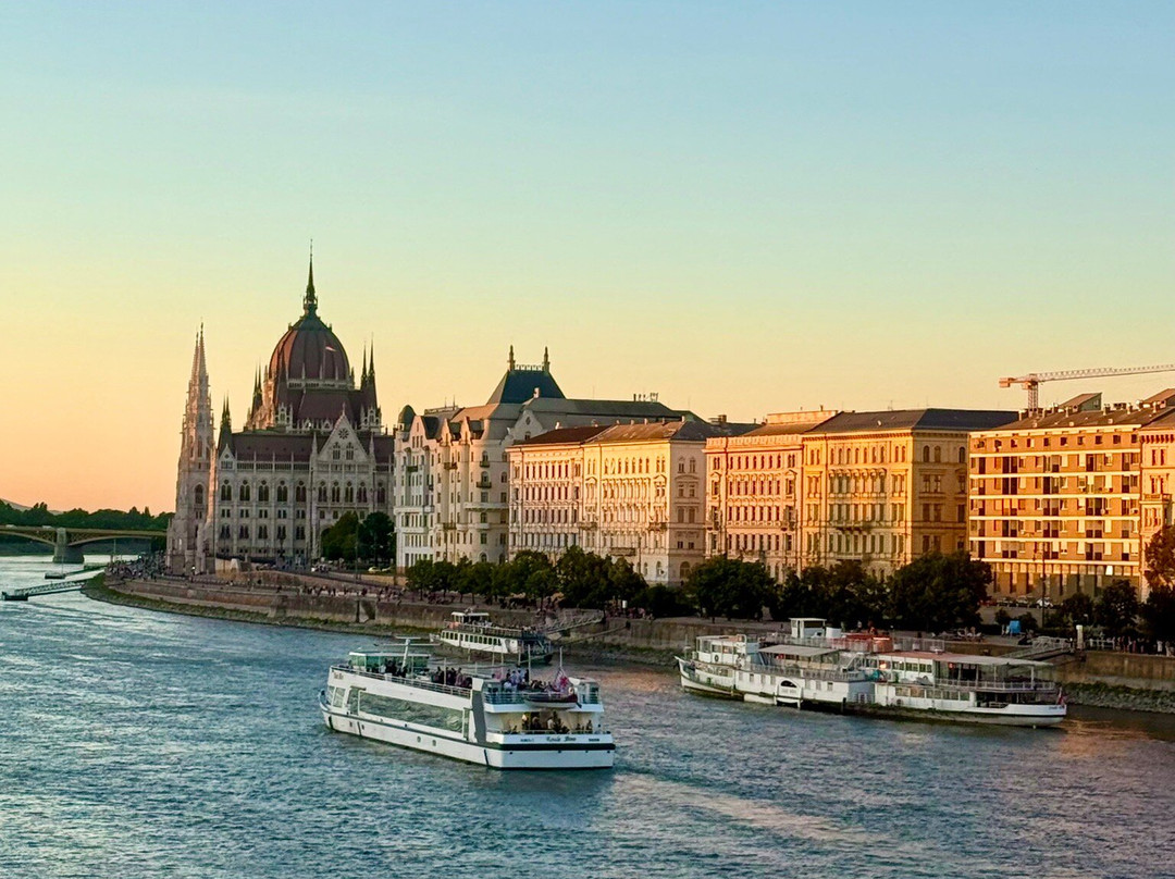 铁索桥（Szechenyi lanchid）-布达佩斯必去景点
