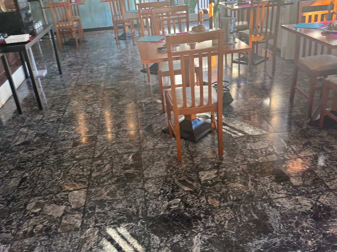 黄金酒店主图