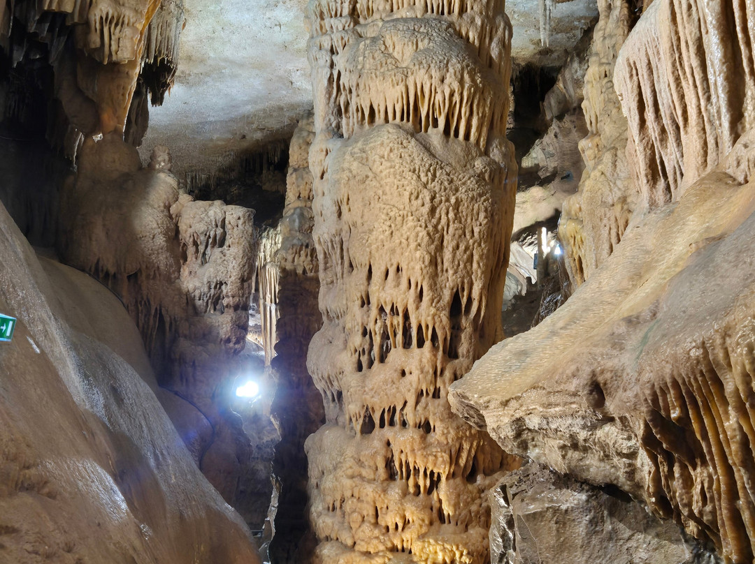 Les Grottes de Presque-Saint-Medard-de-Presque必去景点