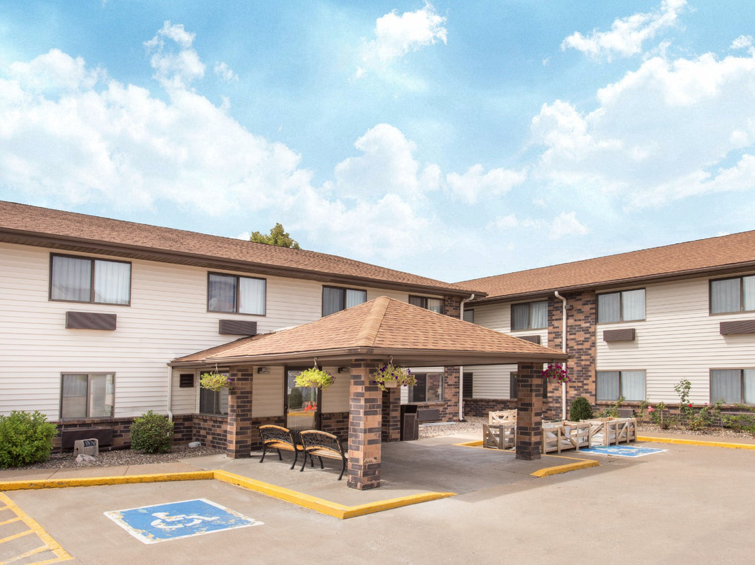 Days Inn & Suites by Wyndham Davenport East
