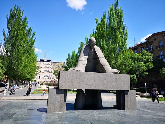 Alexander Tamanyan Statue景点图片