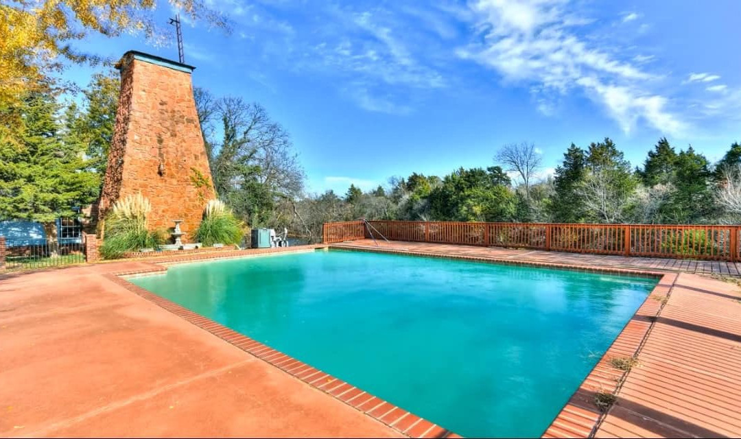 The Monastery At Forest Lake主图