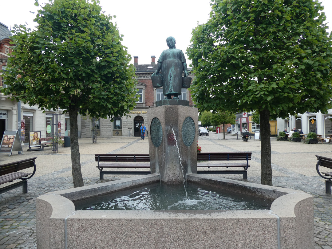 Statuen ''torvebrönd Med Torvekone''景点图片