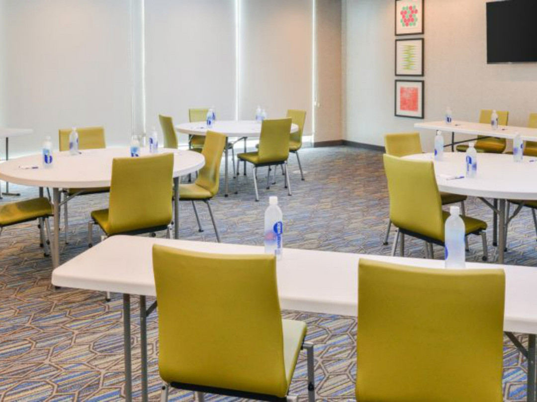 Holiday Inn Express Alliance By IHG主图