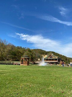 Smoke Hole Caverns & Log Cabin Resort主图