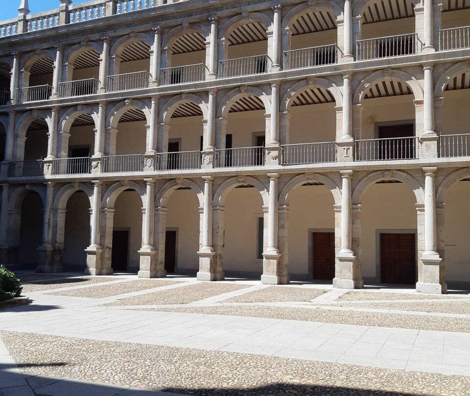 Patio De Santo Tomás De Villanueva-阿尔卡拉-德-哈纳雷斯必去景点
