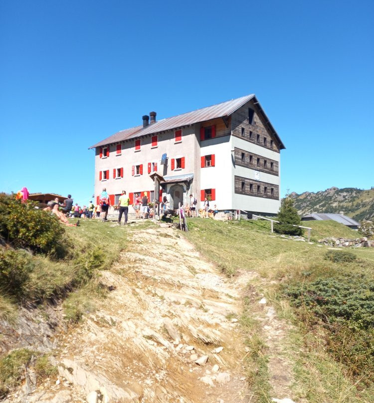 Rifugio Laghi Gemelli景点图片