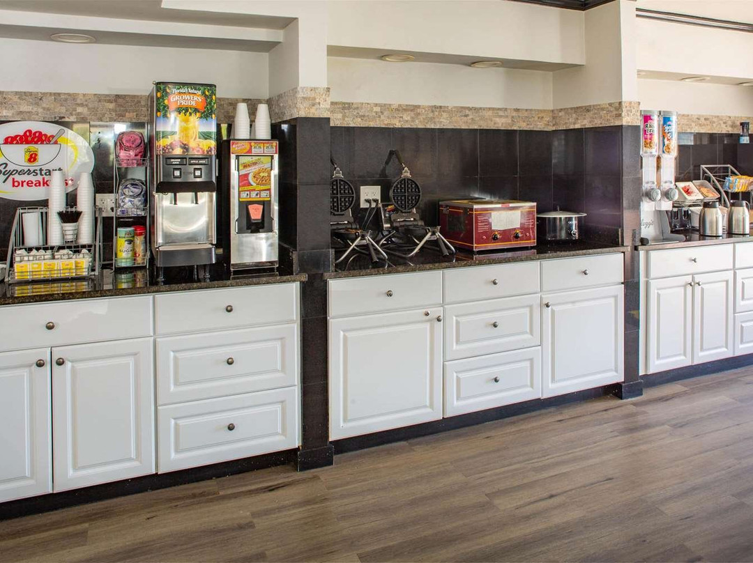 Super 8 by Wyndham Naples主图