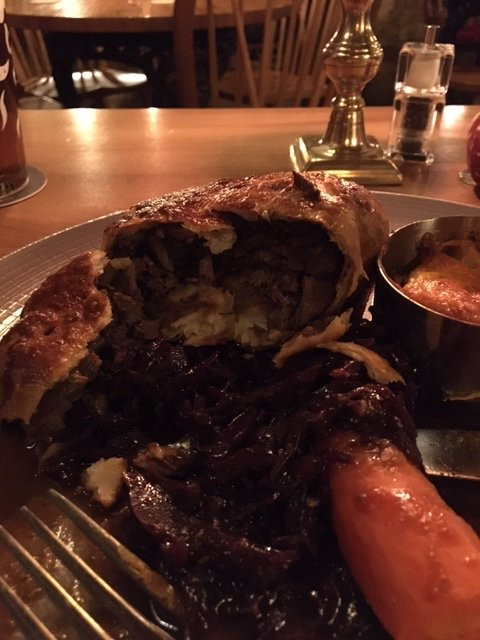 玫瑰和王冠酒店主图