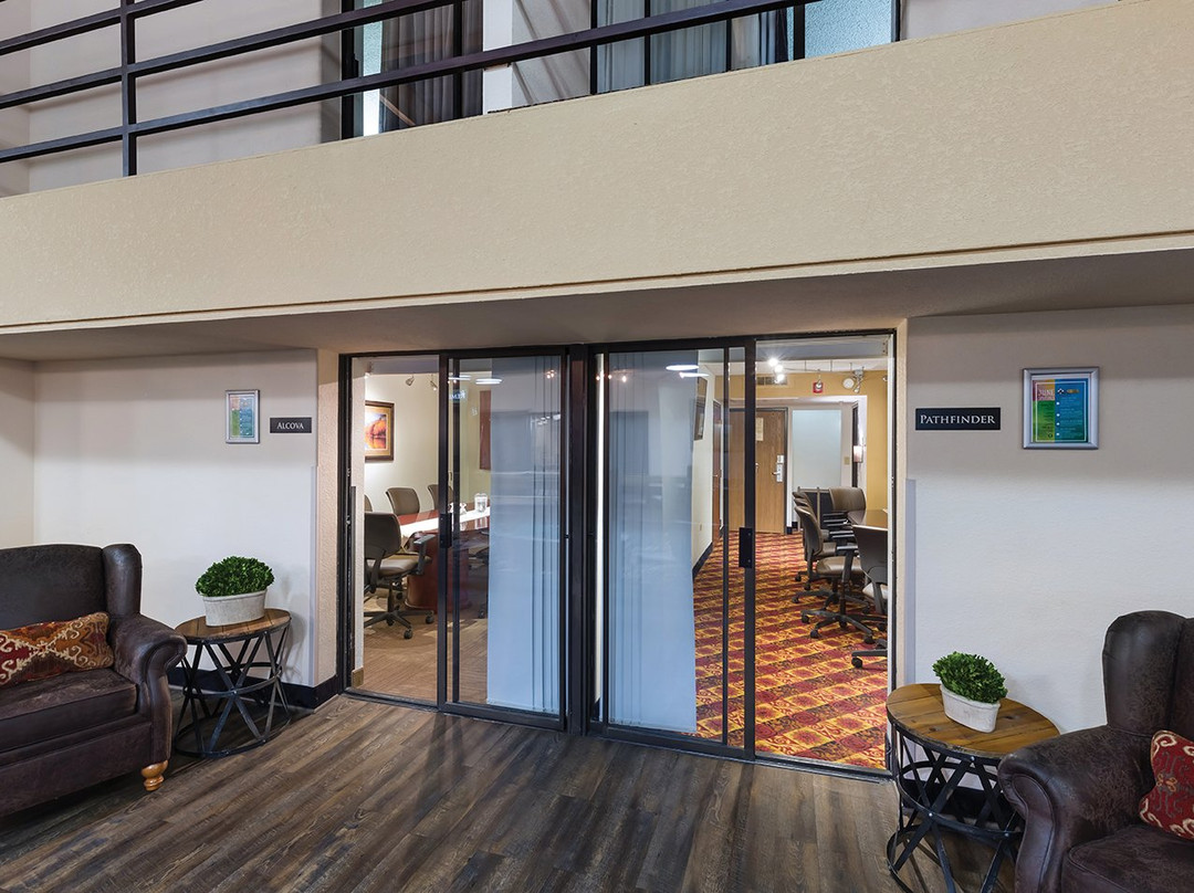 华美达酒店暨会议中心主图