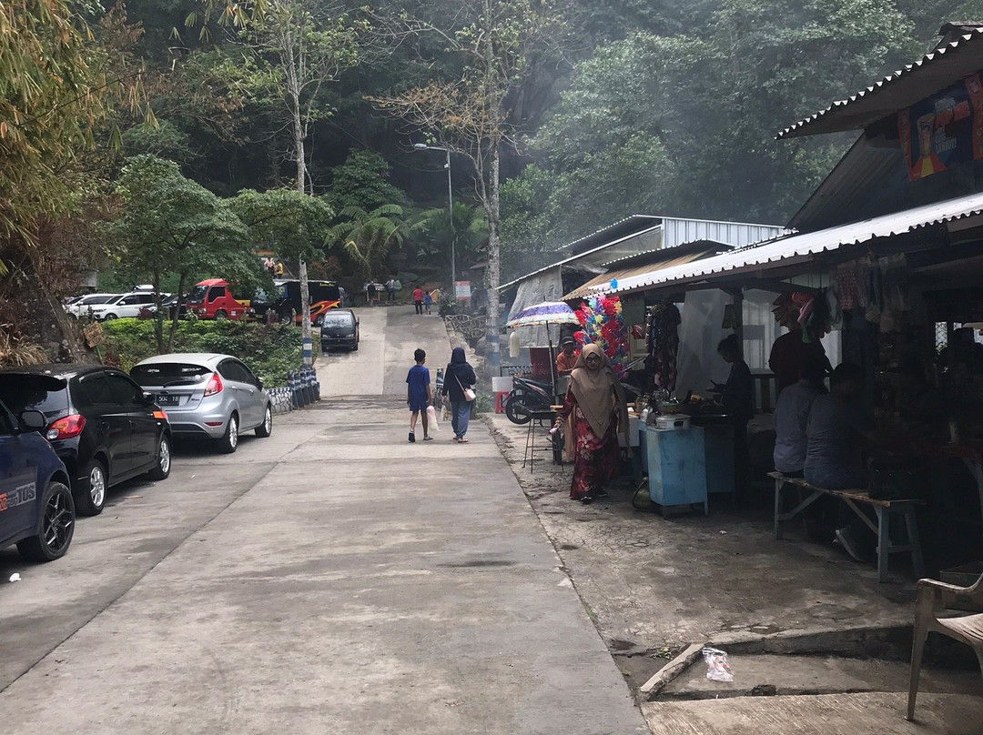 Dlundung Waterfalls景点图片