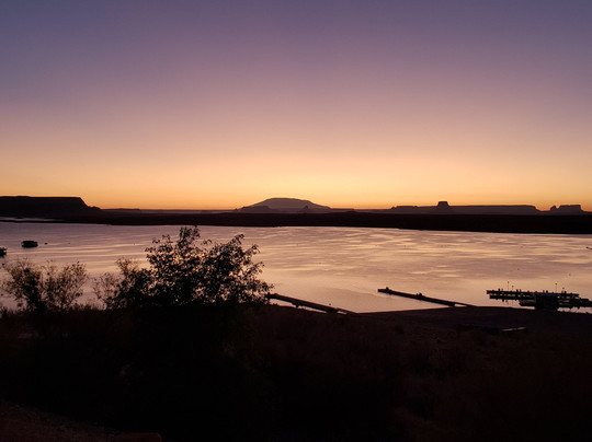 鲍威尔湖度假酒店主图