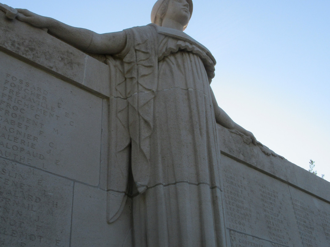 Monument Aux Morts景点图片