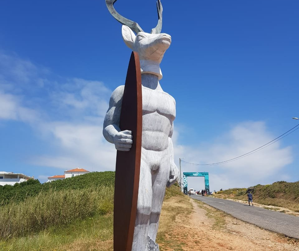 Estatua Homenagem aos surfistas e a Nossa Senhora da Nazare.景点图片