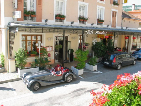 菲菲磨坊酒店主图