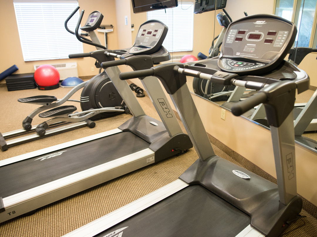 诺斯伍兹快捷假日&套房酒店主图