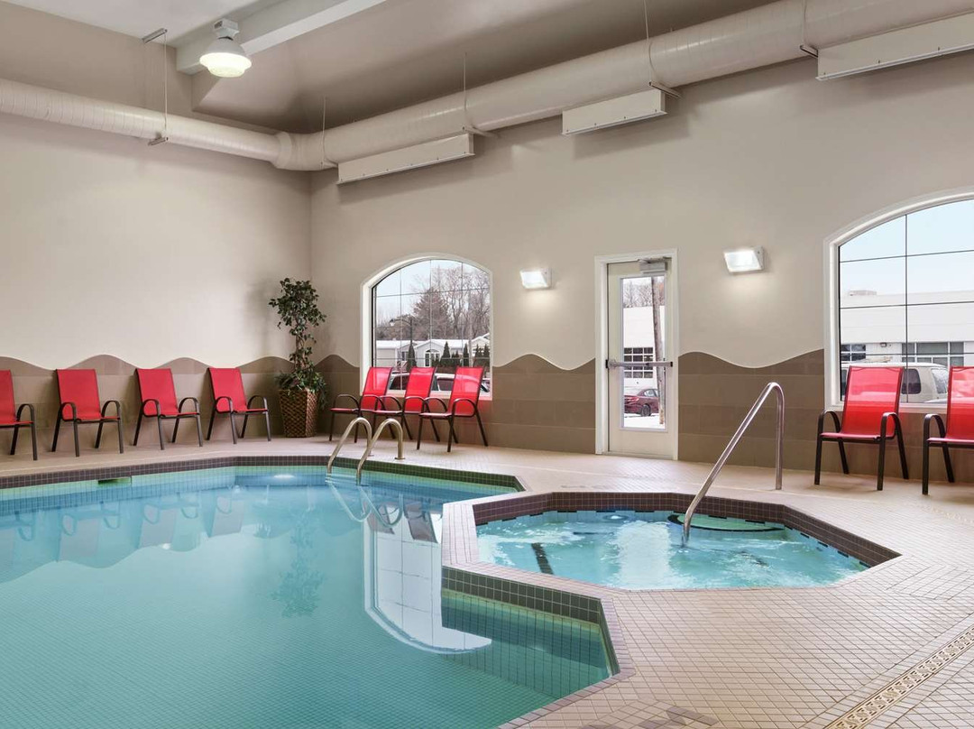 Days Inn & Suites by Wyndham Brandon主图