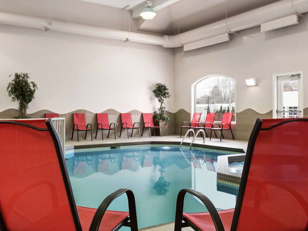 Days Inn & Suites by Wyndham Brandon主图