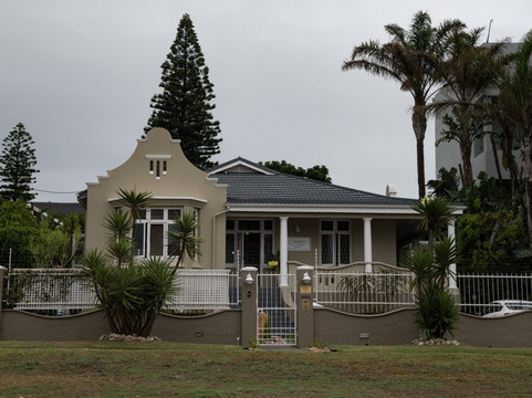 针叶树海滩楼酒店主图