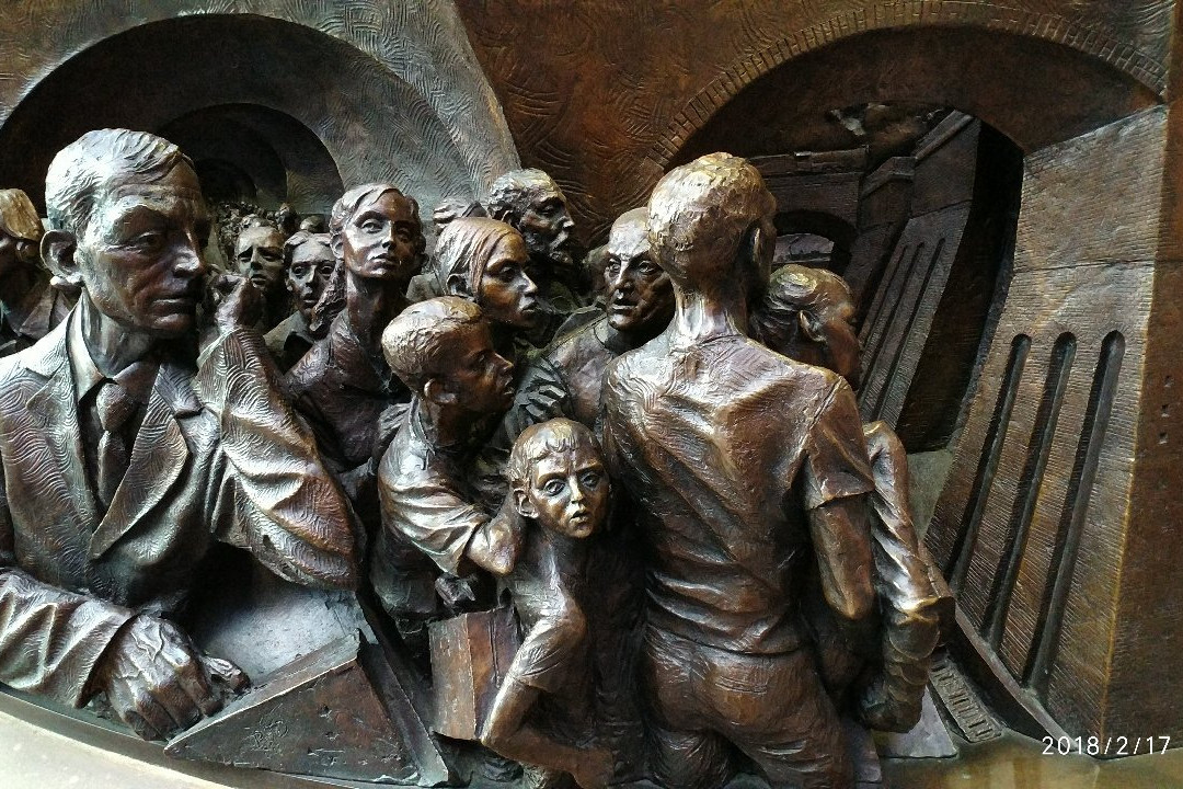 The Meeting Place Statue, St. Pancras Station景点图片