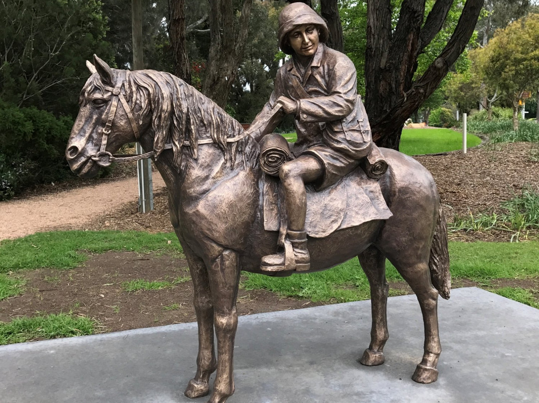 Lennie Gwyther Statue-Leongatha必去景点